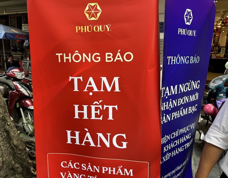 Không chỉ vàng, cả bạc cũng không còn hàng. Ảnh: D.Anh