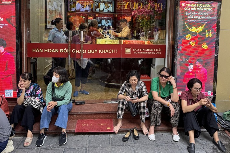 Người dân vẫn ngồi chờ bên ngoài. Ảnh: D.Anh