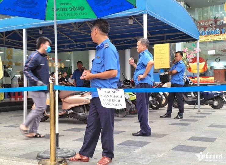 Cửa hàng kinh doanh của SJC hết vàng để bán. Bảo vệ phải ngăn người tới mua. Ảnh: Trần Chung