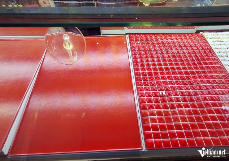 Tủ vàng tại tiệm vàng Mi Hồng hết nhẵn vàng SJC, vàng nhẫn và nhiều sản phẩm vàng. Ảnh: Trần Chung