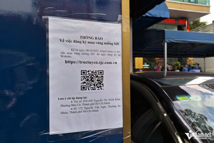 Công ty SJC dán mã QR bên ngoài để người dân quét mã đăng ký mua vàng miếng online. Ảnh: Trần Chung