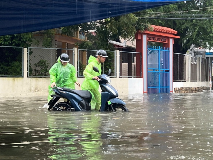 Người dân gặp khó khăn khi di chuyển trên đường.
