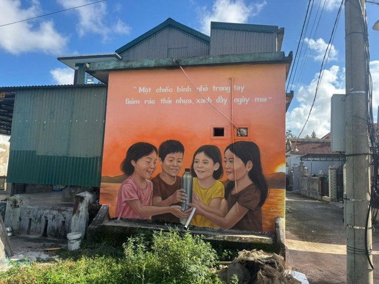 Theo lãnh đạo xã Đan Điền, các bức tranh tái hiện hình ảnh đời sống ngư dân vùng đầm phá Tam Giang, cảnh quan sinh thái đặc trưng, cùng thông điệp bảo vệ môi trường và giảm thiểu rác thải nhựa.