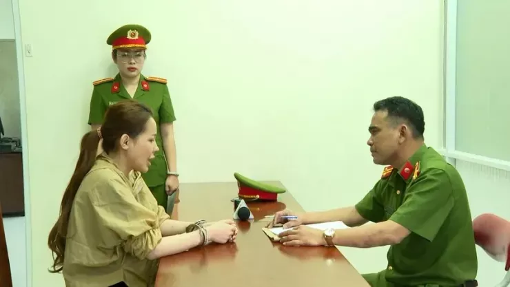 Công an lấy lời khai Ngân 98. Ảnh: CA