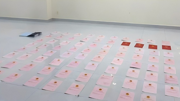 80 giấy chứng nhận quyền sử dụng đất được tìm thấy trong két sắt tại nhà Ngân 98.