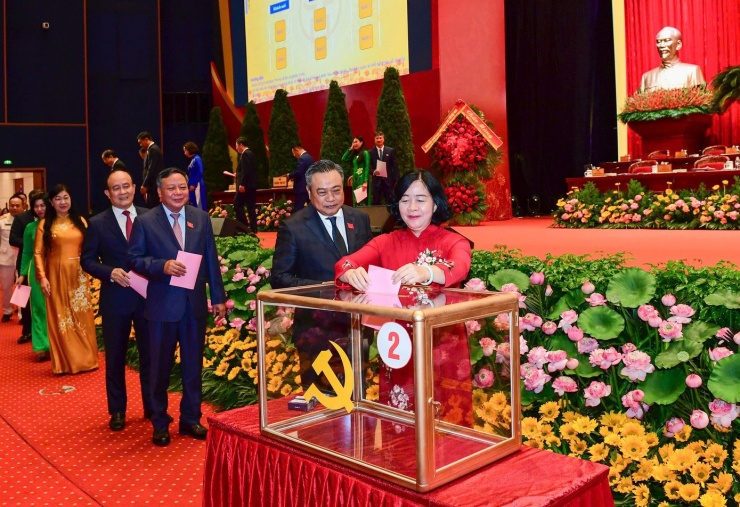 Bí thư Thành ủy Hà Nội khoá XVII Bùi Thị Minh Hoài bỏ phiếu bầu cử tại đại hội. Ảnh: Như Ý.