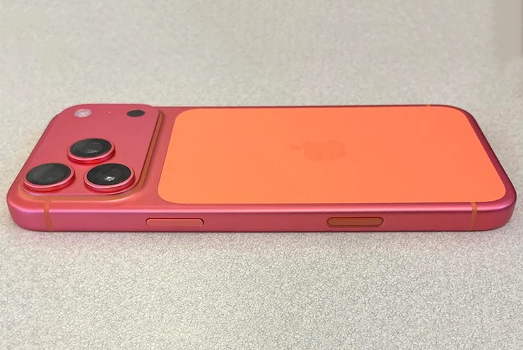 Chỉ mặt sau của iPhone 17 Pro Max giữ nguyên màu cam, còn lại đã chuyển sang màu hồng.