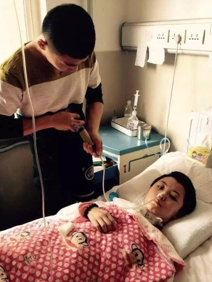 ภาพของหลิวที่ดูแลแฟนสาวอย่างทุ่มเทนั้นประทับใจใครหลายคน ภาพ: เอกสารแจก