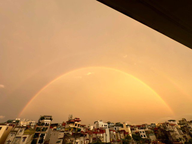 Hình ảnh bầu trời Hà Nội vàng rực sáng ngày 16/10.