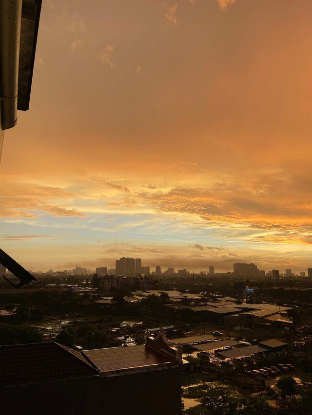 Cảnh tượng hiếm gặp được nhiều người thích thú quan sát.