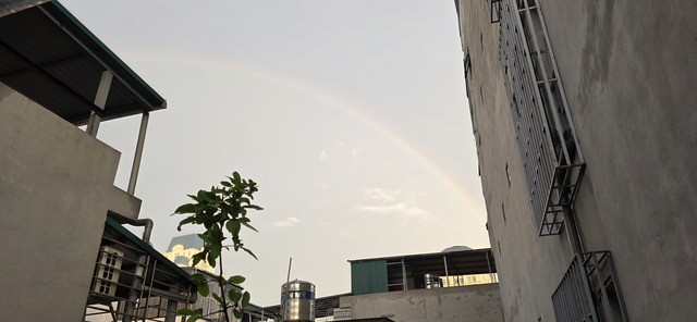 Cầu vồng xuất hiện sau khi màu vàng kỳ lạ nhạt dần.