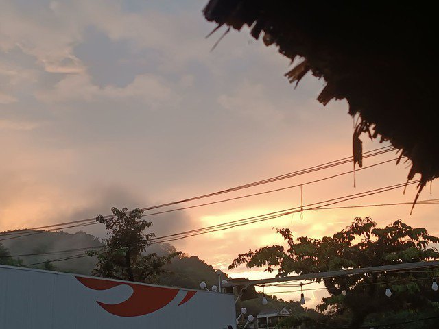 Hình ảnh bầu trời chuyển màu vàng ở Tuyên Quang được người dân chia sẻ trên mạng xã hội.