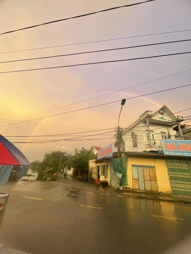 Bầu trời chuyển màu vàng ở Hà Nam sáng nay.