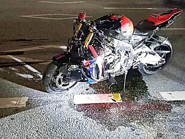 Hà Nội: Va chạm giữa mô tô phân khối lớn và xe Wave Alpha, một người bị đứt lìa chân.