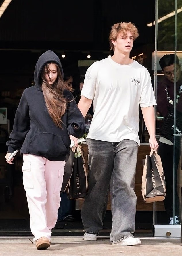 Jayden và bạn gái trên phố hôm thứ Ba. Ảnh: Backgrid