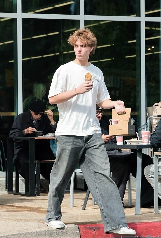 Jayden xuất hiện thoải mái giữa ồn ào của bố mẹ. Ảnh: Backgrid