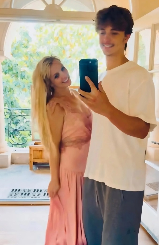 Britney Spears bên con trai hồi tháng 6. Ảnh: Instagram