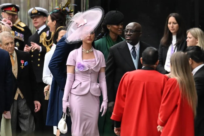 Katy Perry cũng dự lễ đăng quang của Vua Charles III. Ảnh: Page Six