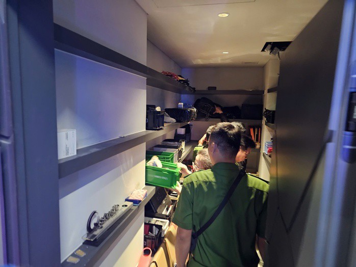 Clip toàn cảnh Công an TP HCM mở két sắt Ngân 98 thu 80 sổ đỏ - 2