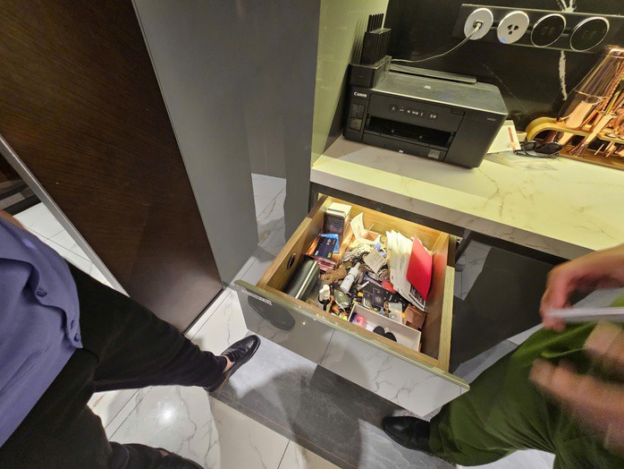 Clip toàn cảnh Công an TP HCM mở két sắt Ngân 98 thu 80 sổ đỏ - 3