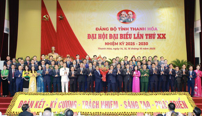 Ủy viên Bộ Chính trị, Thủ tướng Chính phủ Phạm Minh Chính tặng hoa chúc mừng Ban Chấp hành Đảng bộ tỉnh Thanh Hóa nhiệm kỳ 2025-2030
