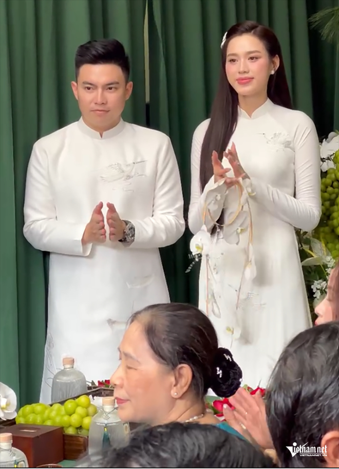 Hoa hậu Đỗ Thị Hà không giấu được sự hồi hộp bên doanh nhân Nguyễn Viết Vương.