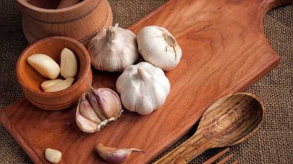 Tỏi chứa các hợp chất lưu huỳnh có tác dụng kích hoạt các enzym giúp gan thải độc, giảm tích tụ mỡ trong gan.