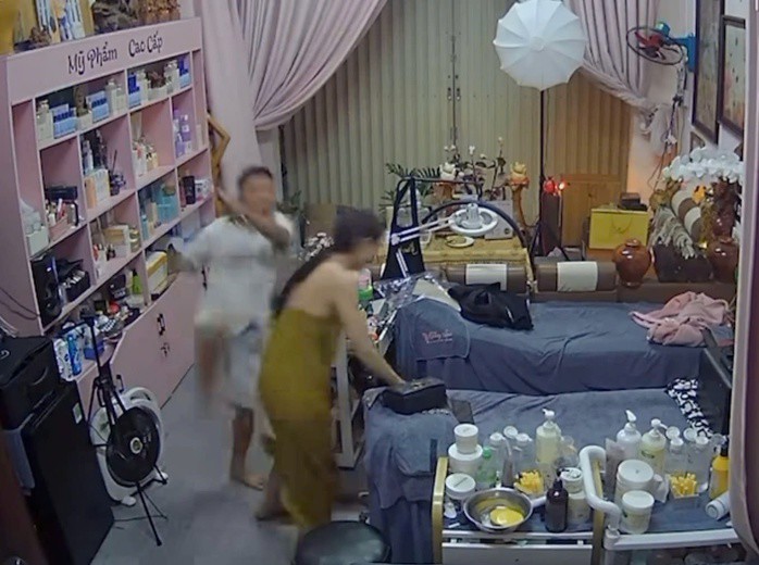 Bà C.T.T đăng tải hình ảnh bị chồng cũ đánh tới tấp lên mạng xã hội.