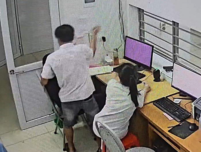 Hình ảnh người đàn ông đe dọa hành hung nữ bác sĩ