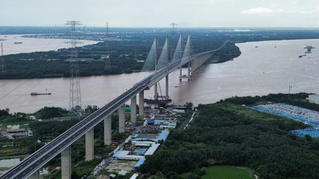 Cầu Bình Khánh là cầu dây văng có tĩnh không cao nhất Việt Nam tuy đã hoàn thành nhưng chưa thể đưa vào khai thác