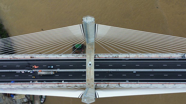 Dây văng hai mặt phẳng được lắp đặt đồng bộ, vừa đảm bảo tính chịu lực, vừa tạo dáng kiến trúc đặc trưng cho công trình