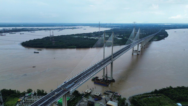 Với chiều dài gần 2,8 km và nhịp chính dài 375 m, cầu Bình Khánh có tĩnh không thông thuyền 55 m, cao nhất trong số các cây cầu tại Việt Nam. Mặt cầu rộng hơn 20 m, gồm 4 làn xe cơ giới và 2 làn dừng khẩn cấp, cho phép xe chạy với tốc độ thiết kế 80 -100 km/giờ