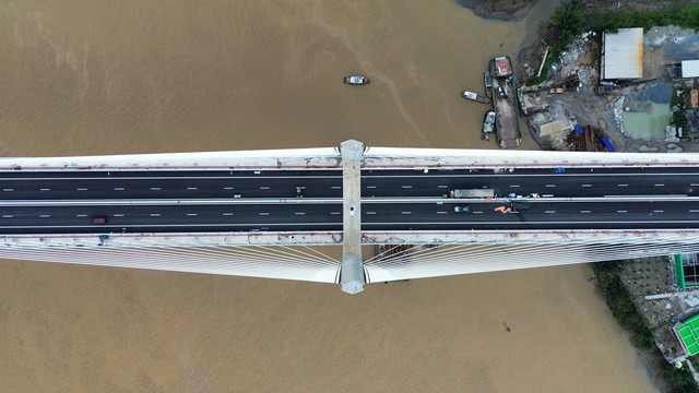 Hai trụ tháp chính cao 155 m được thiết kế lấy cảm hứng từ hình tượng cây đước – loài cây biểu trưng của rừng ngập mặn Cần Giờ – tạo dấu ấn riêng cho cây cầu hiện đại bắc qua vùng sông nước