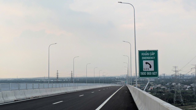 Theo đại diện Tổng Công ty Đầu tư phát triển đường cao tốc Việt Nam (VEC), cầu Bình Khánh dù đã xong nhưng chưa thể đưa vào khai thác ngay, bởi toàn tuyến cao tốc chỉ có thể vận hành khi cầu Phước Khánh – cây cầu dây văng còn lại bắc qua sông Lòng Tàu, nối Cần Giờ (TP HCM) với Nhơn Trạch (Đồng Nai) được hoàn thành