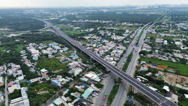 Cao tốc Bến Lức - Long Thành dài hơn 57 km, đi qua Tây Ninh, TP HCM và Đồng Nai, với tổng vốn đầu tư hơn 31.000 tỉ đồng. Khởi công từ năm 2014, dự án nhiều lần trễ hẹn do vướng mắc về vốn vay và thủ tục