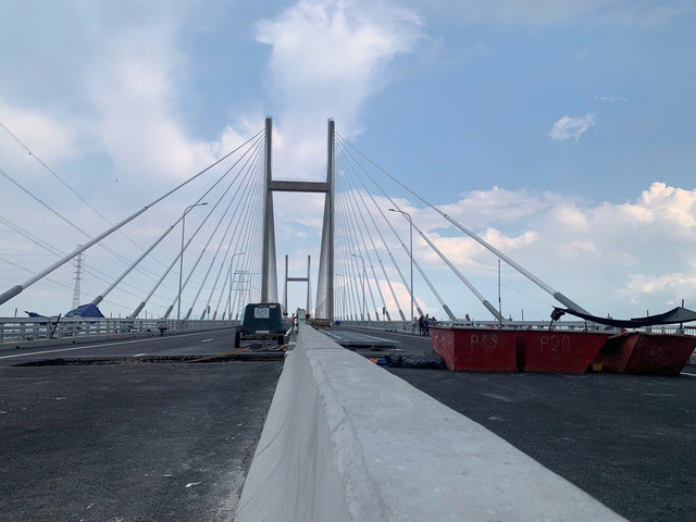 Hiện các hạng mục chính của cầu như mặt cầu, hệ thống chiếu sáng, lan can, biển báo, dải phân cách cứng và dây văng đã hoàn thiện