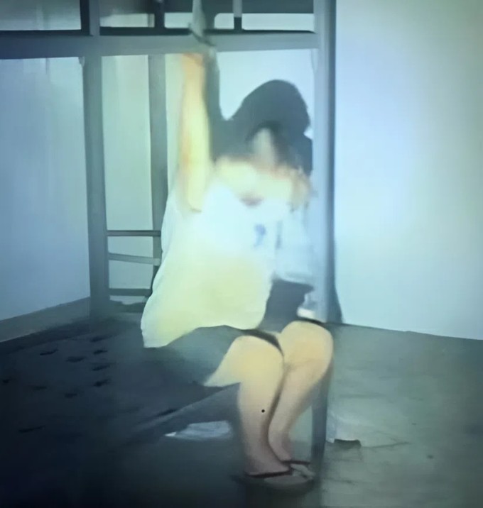 Một người đàn ông được cho là bị trói tay vào giường sắt trong trại lừa đảo ở Campuchia. Ảnh: Yonhap