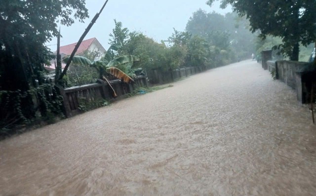 CLIP: Mưa rất to ở Huế, nước đổ về cuồn cuộn - 4