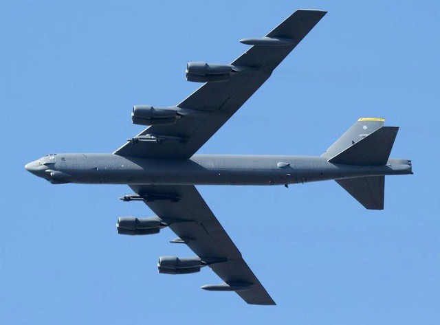 Ba 'pháo đài bay' B-52 của Mỹ đối mặt F-16 Venezuela - 1