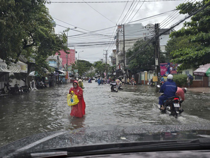 Mưa lớn khiến nhiều đoạn đường ở Nha Trang ngập nặng