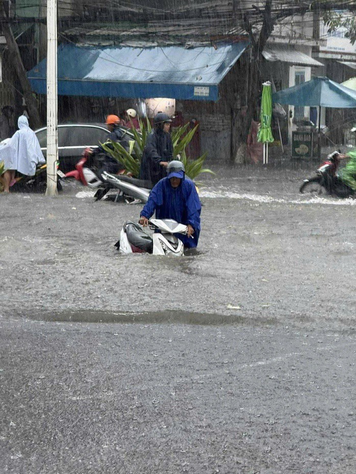Mưa lớn khiến toàn bộ khu vực đường Trần Phú đoạn qua phường Vĩnh Nguyên cũ bị ngập, giao thông tê liệt