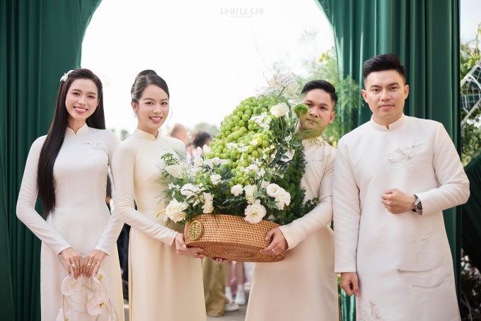 Uyên ương đặt may 18 bộ áo dài cho dàn bê tráp.