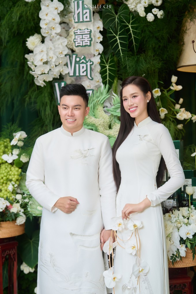 Áo dài đôi 'Thanh Bình Hỷ Lạc' của vợ chồng Đỗ Thị Hà.