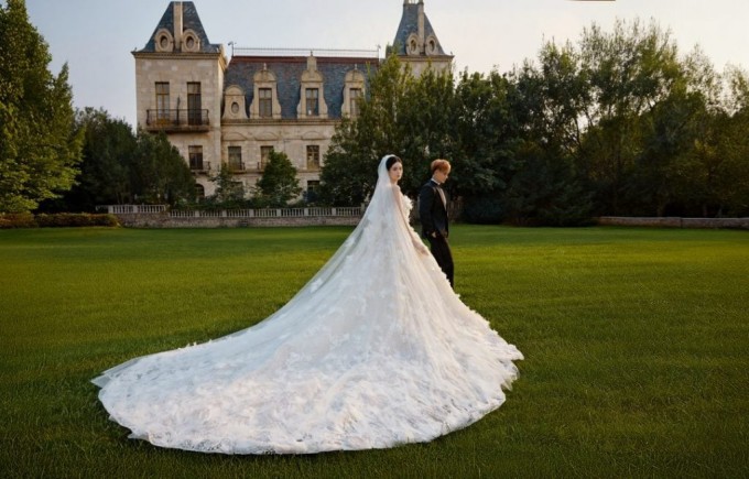 Ảnh cưới của Hoàng Tử Thao, Từ Nghệ Dương được tiết lộ hôm 15/10. Ảnh: Weibo