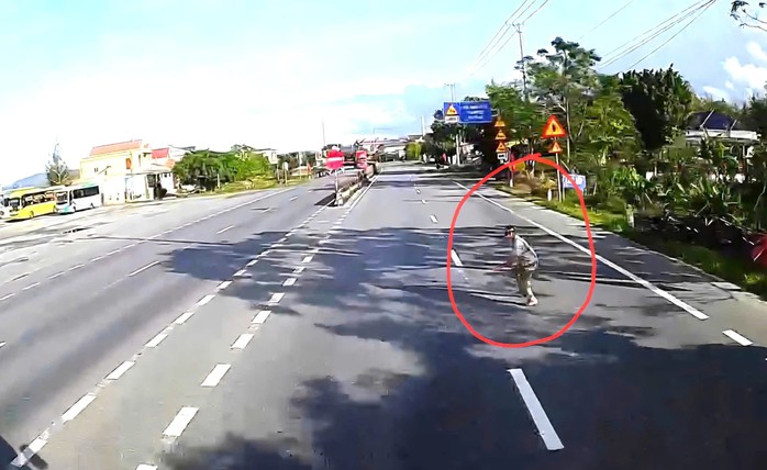 Hình ảnh ông N.T.T. nghi lao vào xe tải tự tử được ghi lại bằng camera hành trình