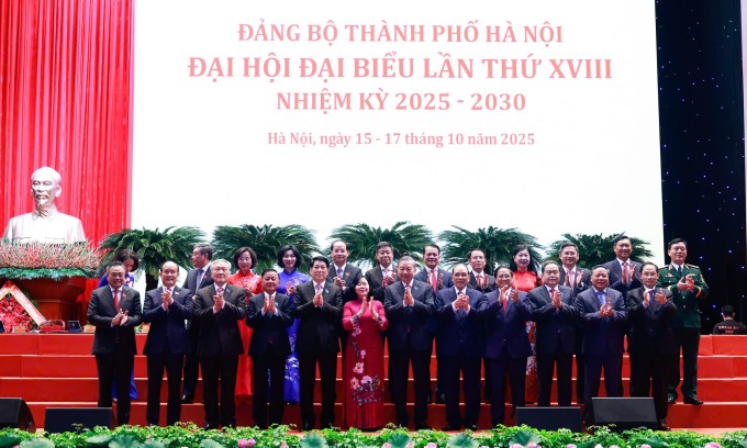 Lãnh đạo Đảng, Nhà nước chúc mừng đại hội Đảng bộ TP Hà Nội. Ảnh: Hoàng Phong