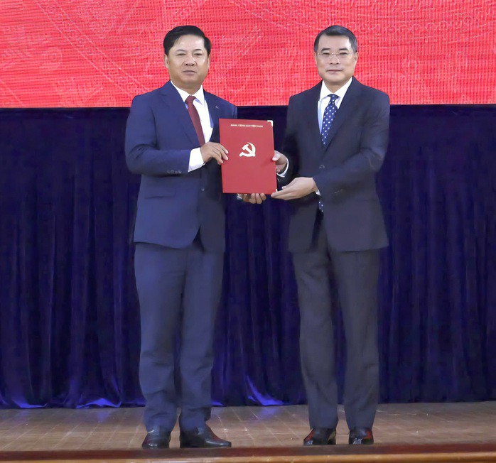 Ông Lê Minh Hưng, Ủy viên Bộ Chính trị, Trưởng Ban Tổ chức Trung ương, trao quyết định của Bộ Chính trị cho ông Lương Nguyễn Minh Triết