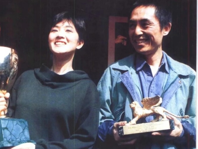 Củng Lợi và Trương Nghệ Mưu khi nhận giải tại Liên hoan phim Venice (Sư Tử Vàng) năm 1992 cho bộ phim 'Thu Cúc đi kiện'. Ảnh: Weibo