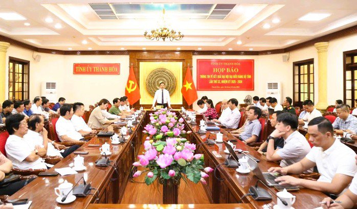 Ông Nguyễn Hồng Phong, Phó Bí thư Thường trực Tỉnh ủy Thanh Hóa, chủ trì buổi họp báo. Ảnh: Phong Sắc
