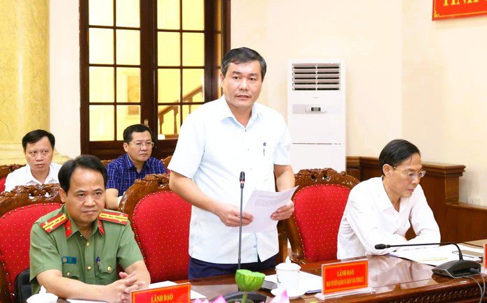 Ông Phạm Văn Tuấn, Phó Trưởng Ban Tuyên giáo và Dân vận Tỉnh ủy Thanh Hóa, thông tin về kết quả Đại hội đại biểu Đảng bộ tỉnh lần thứ XX. Ảnh: Phong Sắc